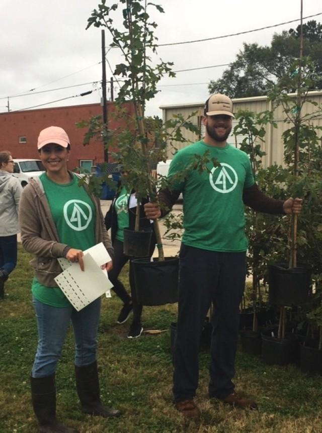 飓风过后，知识产权志愿者与植树节基金会一起分发免费树木